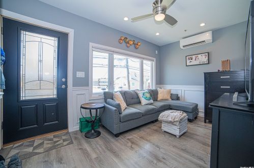 695 9th St, North Lindenhurst, NY 11757-5543
