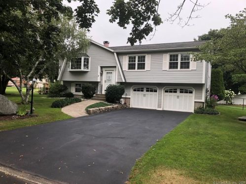 7 Strawberry Hill Rd, Milford, CT 06461-3539