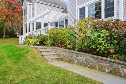 2 Chestnut St, Pleasantville, NY 10570-3737