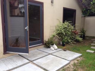 586 Rosecrans Ave, Manhattan Beach CA  90266-3470 exterior