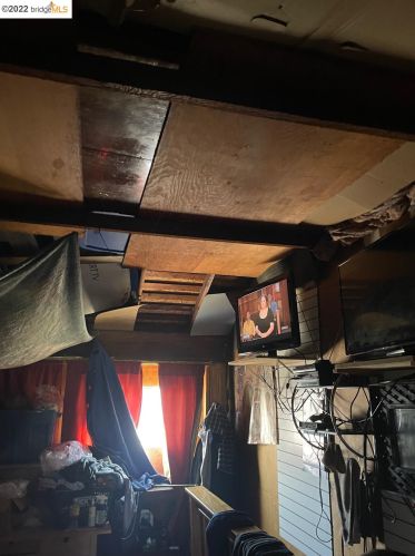 971 76, Oakland CA 94605-2807 exterior