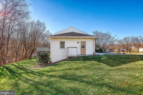 56 Sherwood Cir, West Enola PA  17025-1840 exterior