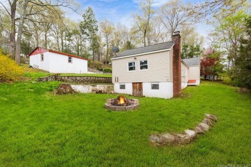 37 Candle Hill Rd, Danbury CT  06812-2409 exterior