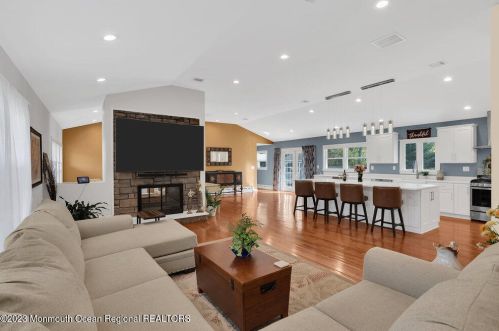 165 New Monmouth Rd, Middletown NJ  07748-2232 exterior