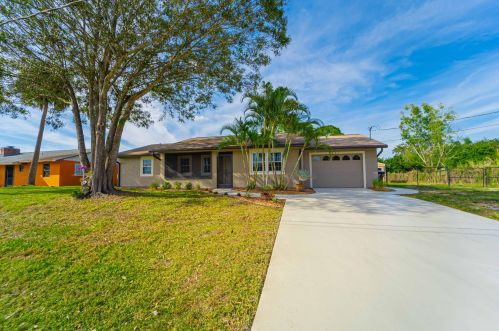 467 Fallon Dr, Fort Pierce, FL 34983-2634