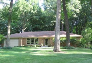 19555 Warwick Dr, Brookfield, WI 53045-2225