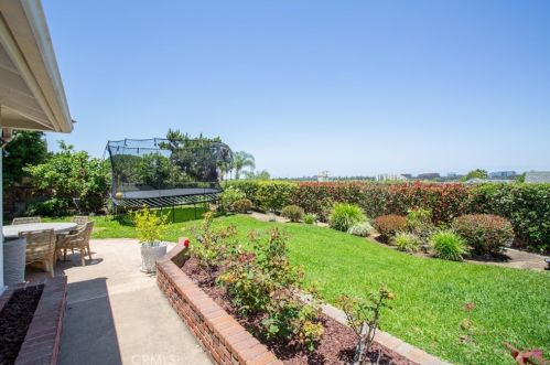 2936 Alta Vis Dr, Newport Beach CA  92660-3205 exterior