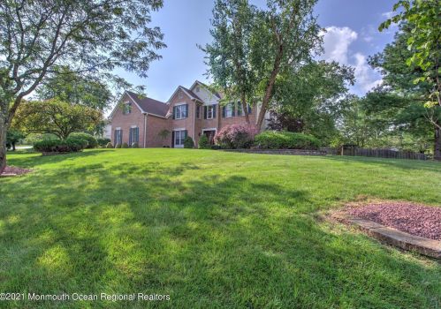 20 Round Hill Dr, East Freehold, NJ 07728-8208