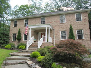 18 Hilltop Dr, Wilkes Barre, PA 18708-9659