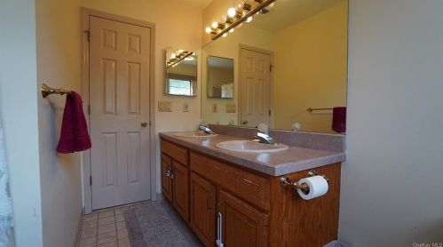 8 Menayas Ct, Washingtonville NY  10992-2032 exterior