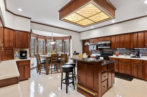 10540 Country Club Dr, Thiensville, WI 53092-5155