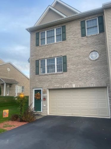 2001 Ashburn Ct, Jeannette, PA 15644-4747