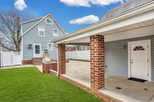 86-15 262nd St, Floral Park NY  11004-1344 exterior