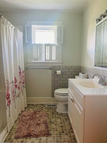 127 Pineview Dr, Mount Airy NC 27030-5145 exterior