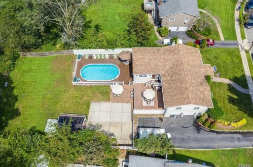 19 Manchester Dr, Bethpage, NY 11714-3203