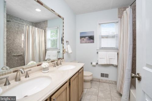 16 Dix Ln, Trenton NJ 08648-4844 exterior