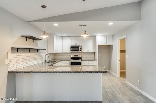7336 Peck Dr, Glendale, AZ 85303-4329