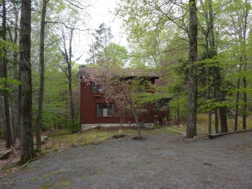 112 Cold Spring Ln, Greentown, PA 18426-7427
