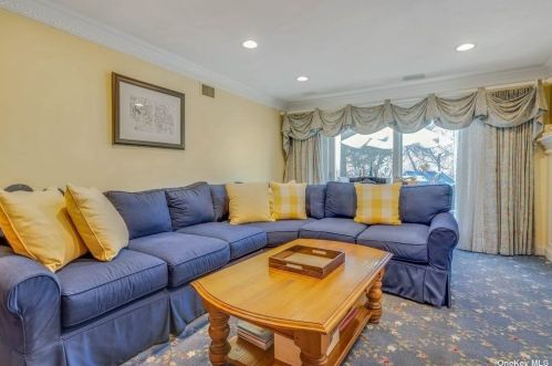 147 Foxwood Dr, Muttontown NY  11753-1121 exterior