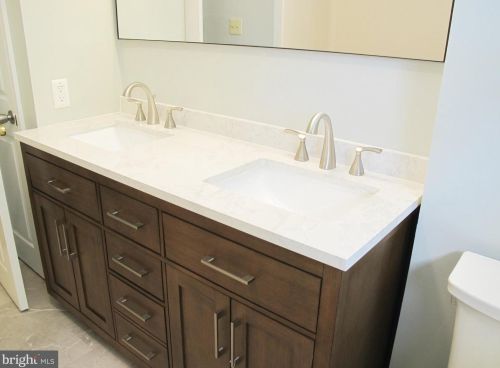 448 Willow Dr, Riverton NJ  08077-3420 exterior