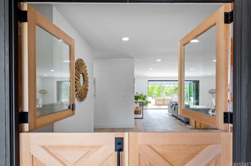 5254 Buffalo Ave, Van Nuys CA  91401-5929 exterior