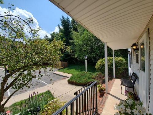 1402 Cobblestone Ct, Flemington, NJ 08822-2040