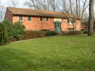 85 Chuckanutt Dr, Oakland, NJ 07436-3728