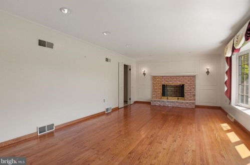 4351 Crestview Rd, Harrisburg PA 17112-2009 exterior