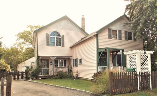 22 Dale Dr, Oakdale, NY 11769-1806