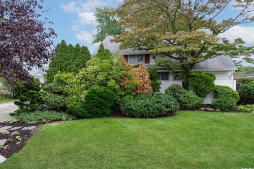 67 Lion Ln, Westbury, NY 11590-6330