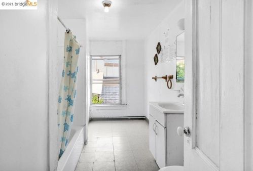 1521 9th St, Oakland CA  94607-1338 exterior