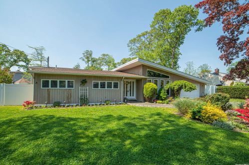 116 Guilford Ave, Oakdale, NY 11769-1916