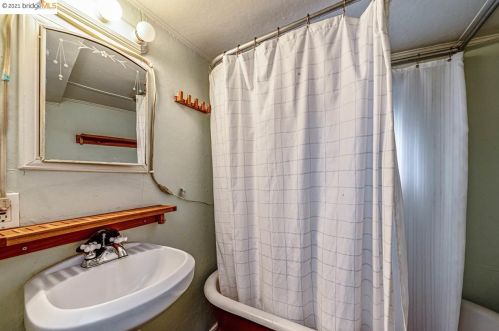 4327 Essex St, Oakland CA 94608-1216 exterior