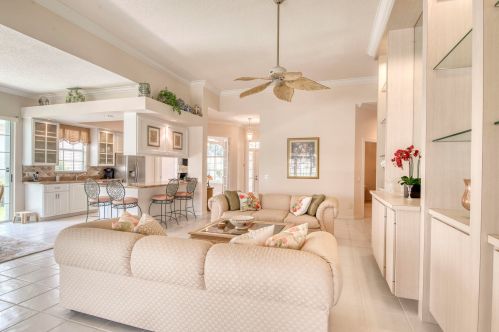 8208 Palm Hammock Ln, Hobe Sound FL 33455-8223 exterior