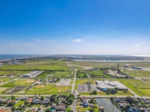 2801 Dominique Dr, Galveston TX 77551-1570 exterior