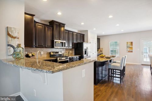 1739 Rockledge Ter, Woodbridge VA  22192-2512 exterior