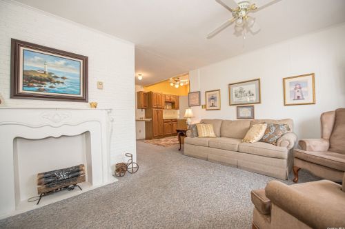 5 Breslau St, Bayshore, NY 11706-3501