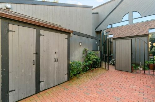 142 Stone Oaks Dr, Hartsdale NY  10530-1160 exterior