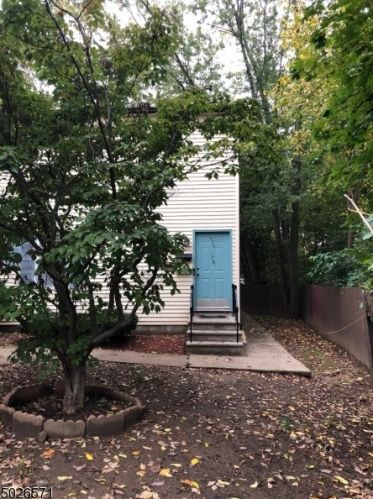 578 Thomas Blvd, East Orange, NJ 07017-1213