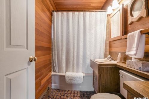 34 Flagstone Ln, Westbury NY  11590-6531 exterior