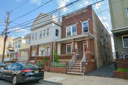 42 15th St, Bayonne, NJ 07002-3538