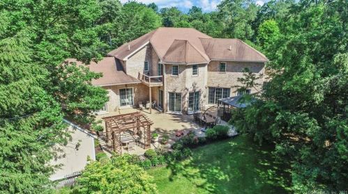 22 Blackwood Ln, Stamford, CT 06903-4731