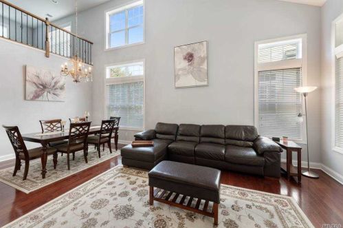 33 Concerto Ct, Eastport NY  11941-1628 exterior