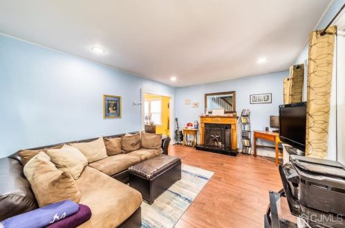 14 Green St, Woodbridge, NJ 07095-3301