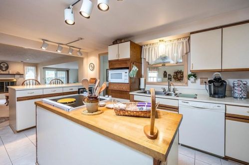 27 Greenview Dr, Jeannette PA  15644-9674 exterior