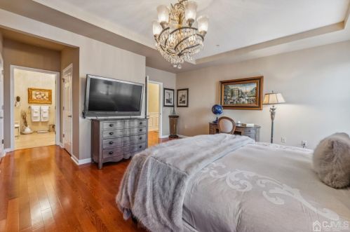 111 Regency Pl, Woodbridge NJ  07095-1030 exterior