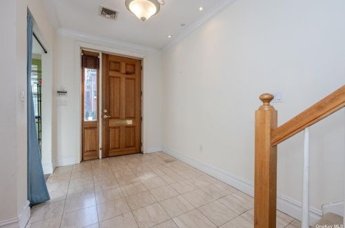 30 Portico Pl, Great Neck, NY 11021-2021