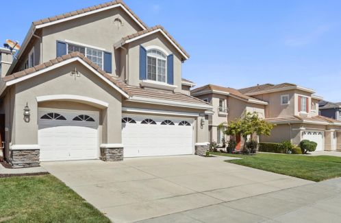 1457 Finch Ln, Gilroy, CA 95020-8226