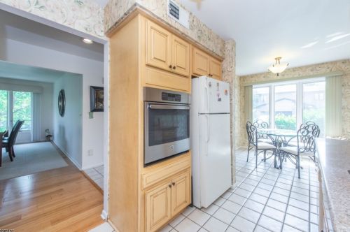 1 Dogwood Ct, West Paterson, NJ 07424-3711