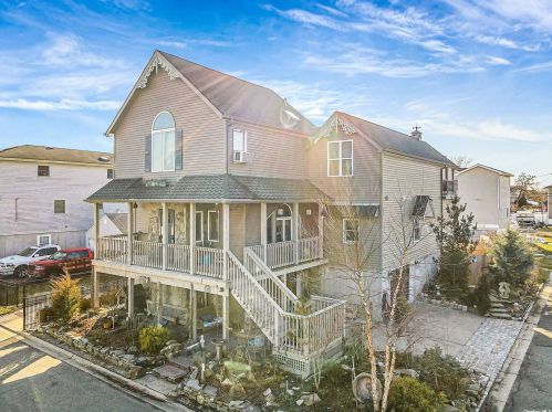 825 Arctic St, North Lindenhurst, NY 11757-6208